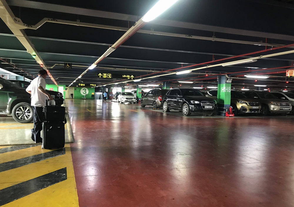 Hành khách thở dốc, vã mồ hôi hột khi vác hành lý 4 tầng để đón xe công nghệ tại Tân Sơn Nhất - Ảnh 15.