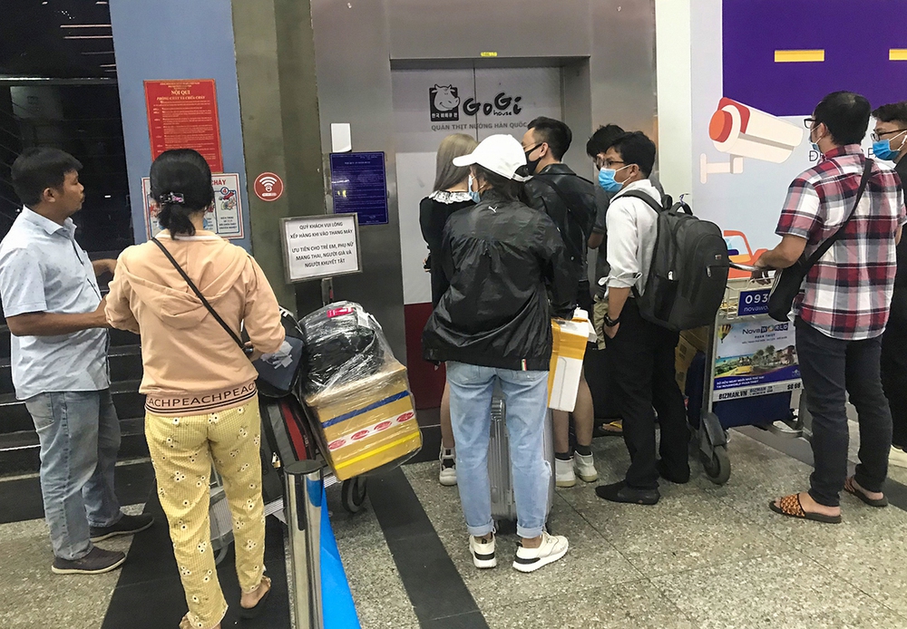 Hành khách thở dốc, vã mồ hôi hột khi vác hành lý 4 tầng để đón xe công nghệ tại Tân Sơn Nhất - Ảnh 5.