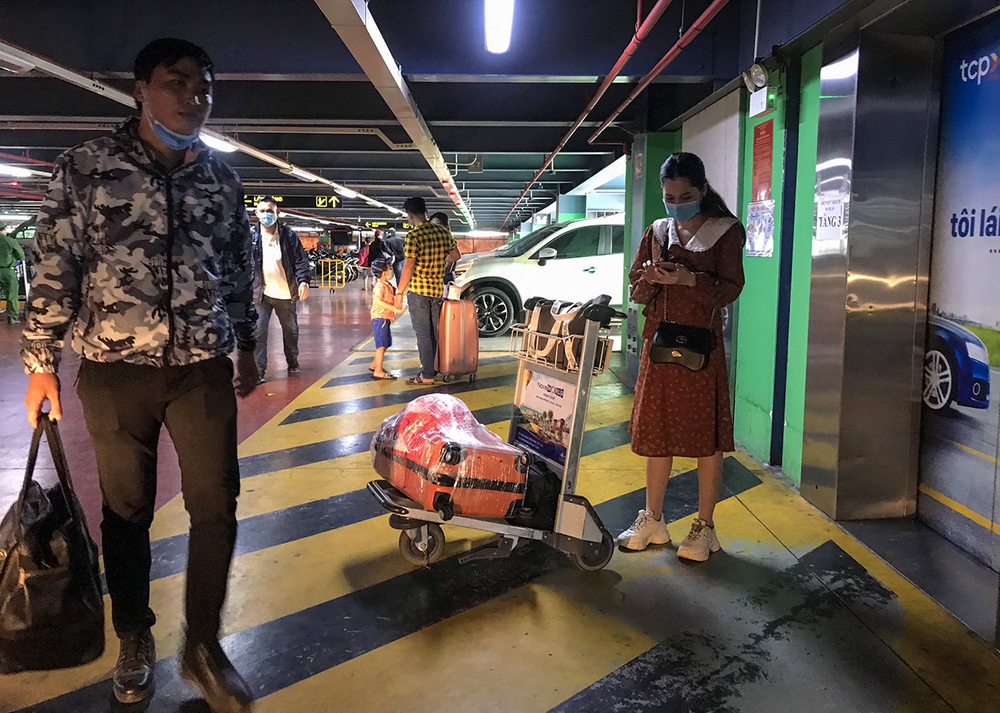 Hành khách thở dốc, vã mồ hôi hột khi vác hành lý 4 tầng để đón xe công nghệ tại Tân Sơn Nhất - Ảnh 12.