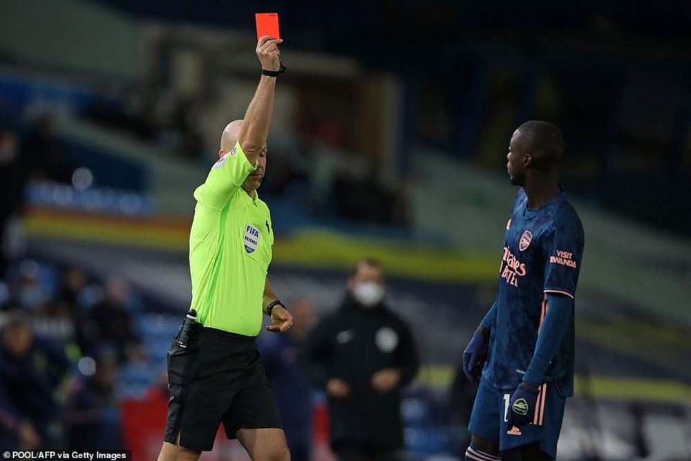 Nicolas Pepe lĩnh thẻ đỏ vì tái hiện cú thiết đầu công của Zidane - Ảnh 1.