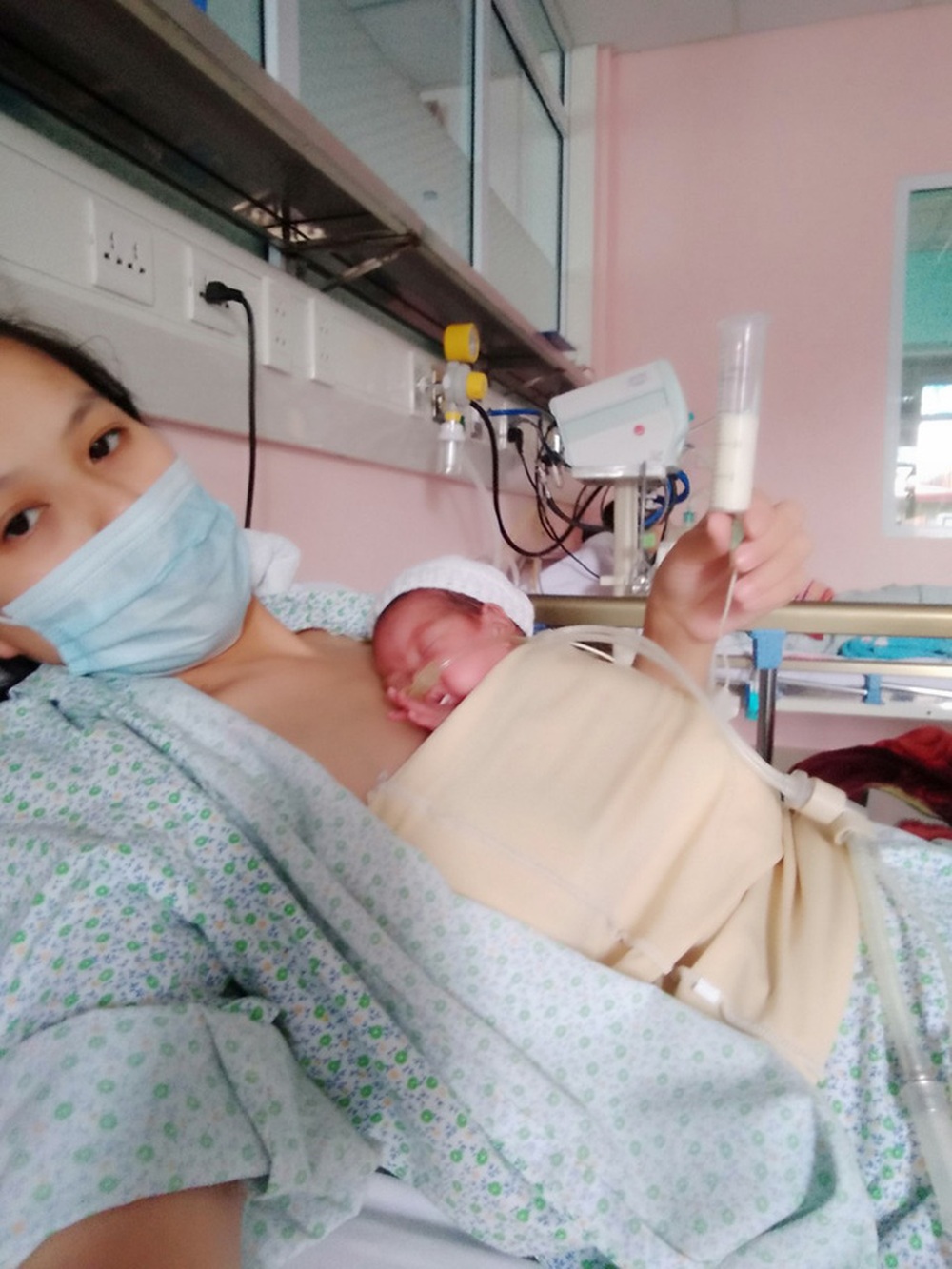 Hành trình kỳ diệu nuôi sống bé sinh non nhẹ cân nhất Việt Nam từ 480 gr lên 2,1 kg - Ảnh 1.