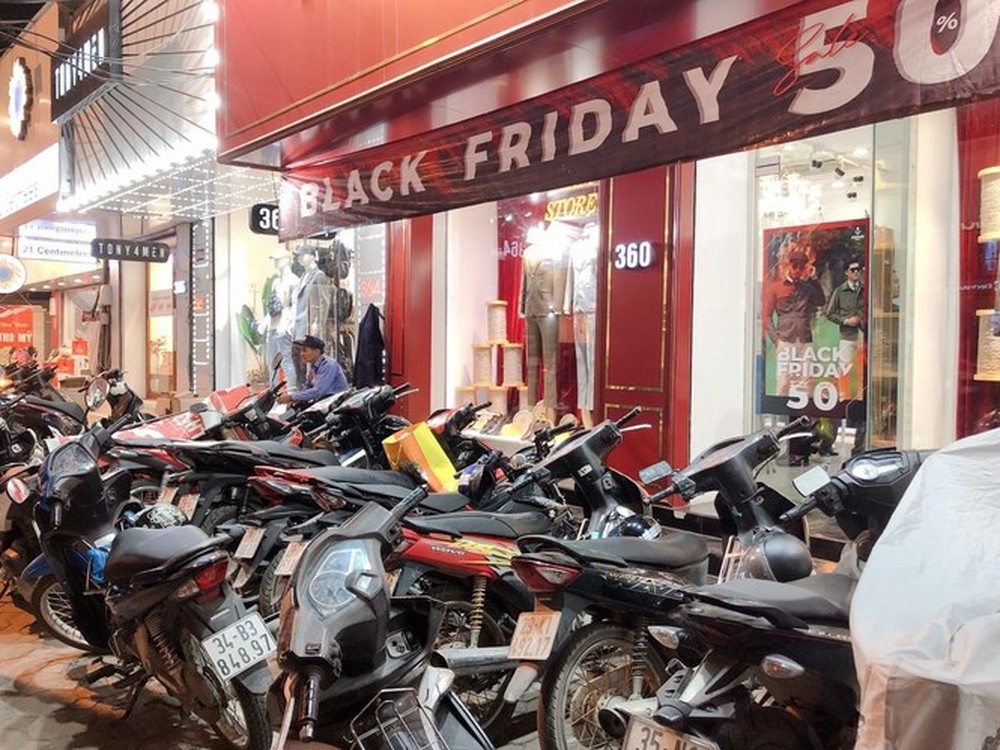 Nhiều cửa hiệu tưng bừng tung sale ‘khủng’ dịp Black Friday - Ảnh 2.