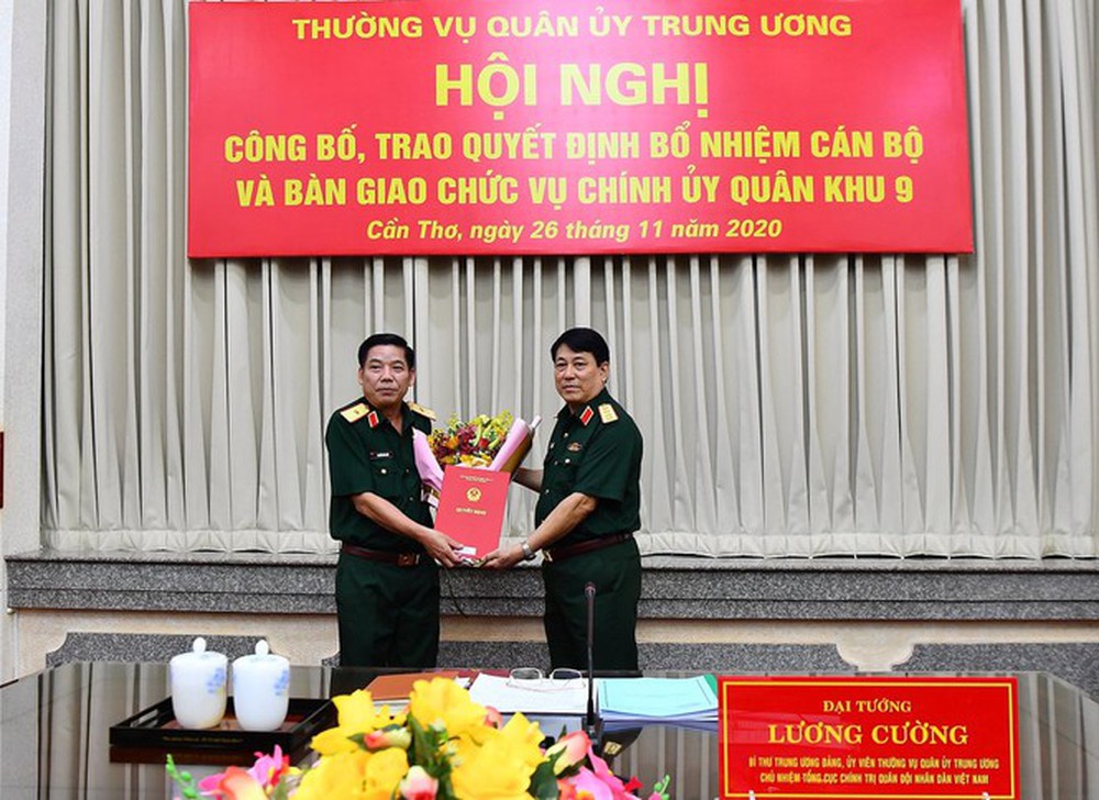 Trao quyết định bổ nhiệm cán bộ, bàn giao chức vụ Chính uỷ Quân khu 9 - Ảnh 1.