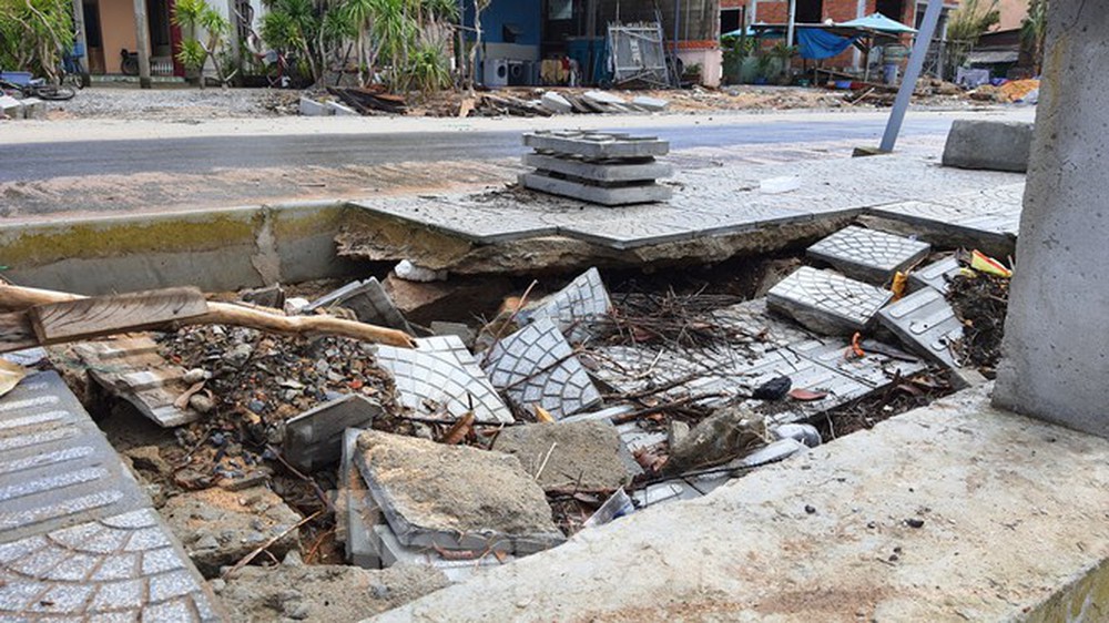 Đường đi bộ hơn 170 tỷ ven đầm ở Lăng Cô tan nát như gặp động đất - Ảnh 13.