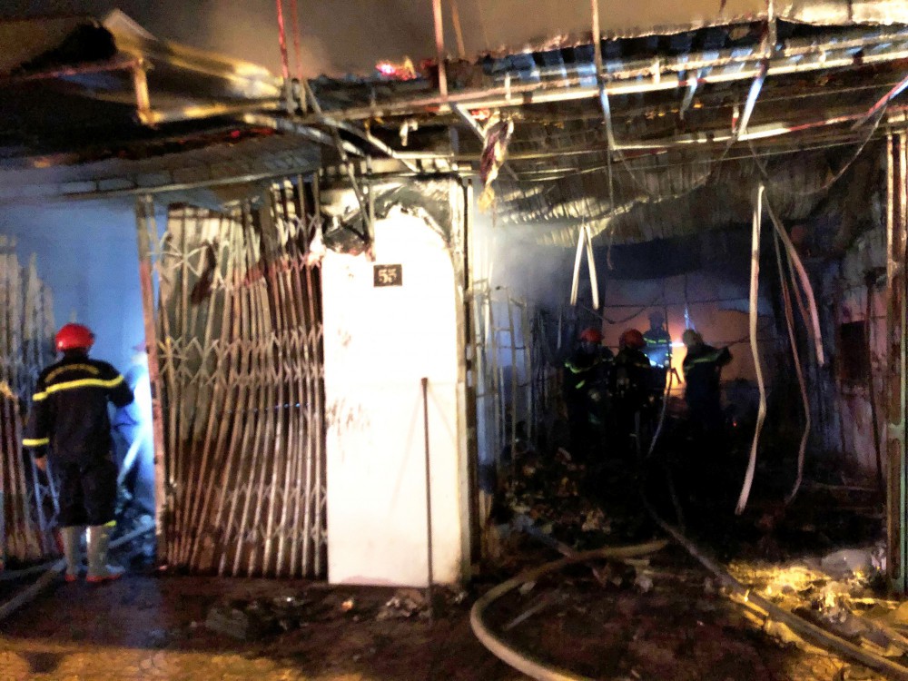 4 người bên trong căn nhà bốc cháy dữ dội lúc rạng sáng - Ảnh 2.