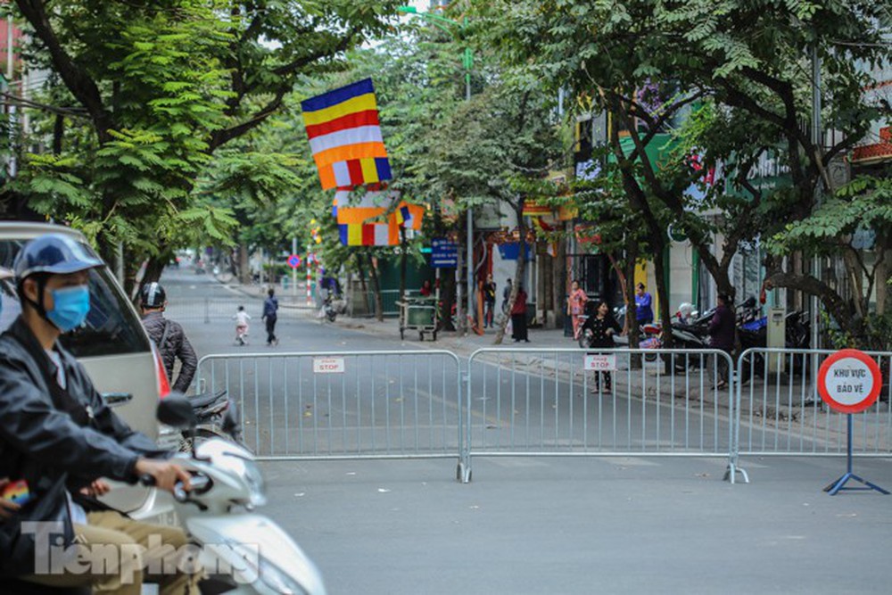 Rào chắn tứ phía cả khu phố Hà Nội vì phát hiện bom chưa nổ - Ảnh 3.