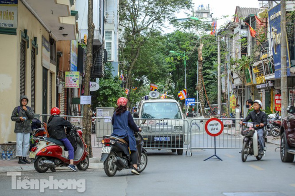Rào chắn tứ phía cả khu phố Hà Nội vì phát hiện bom chưa nổ - Ảnh 11.
