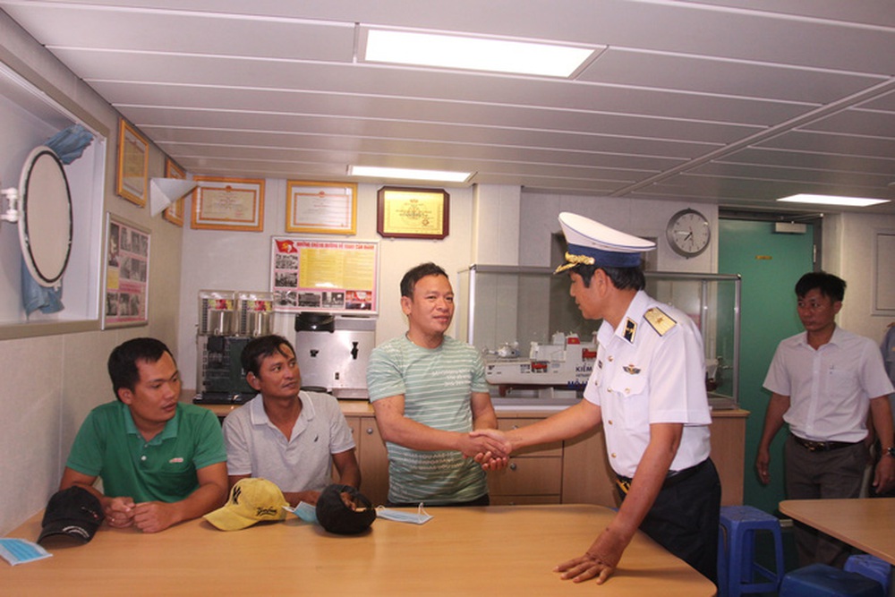 3 ngư dân Bình Định chìm tàu được cứu kể về giây phút sinh tử trên biển - Ảnh 4.