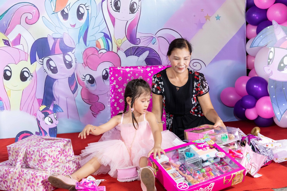 Trang Trần buồn vì sinh nhật con gái thiếu vắng chồng và em ruột - Ảnh 8.