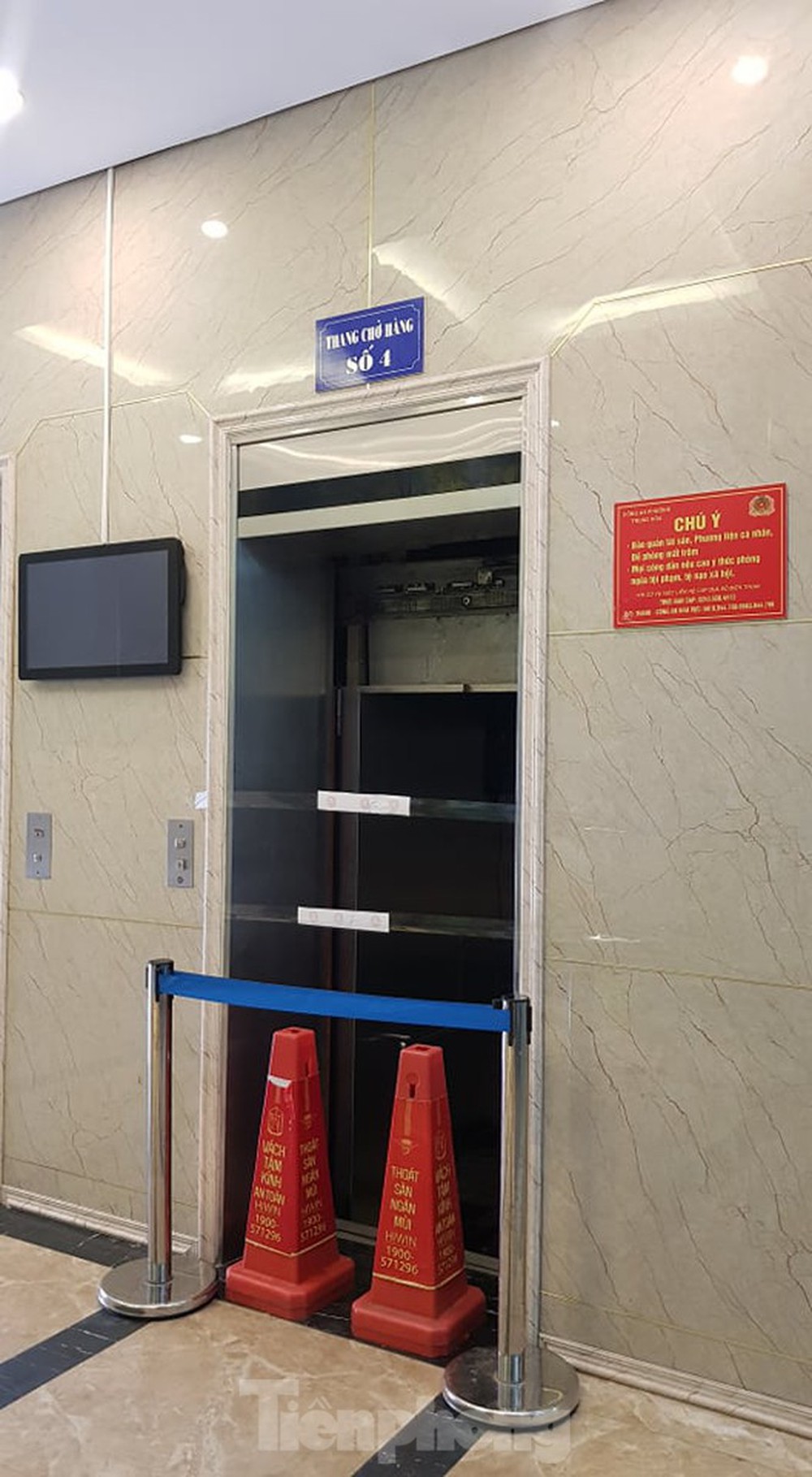 Hiện trường vụ rơi thang máy khiến nhiều người bị thương ở Hà Nội - Ảnh 2.