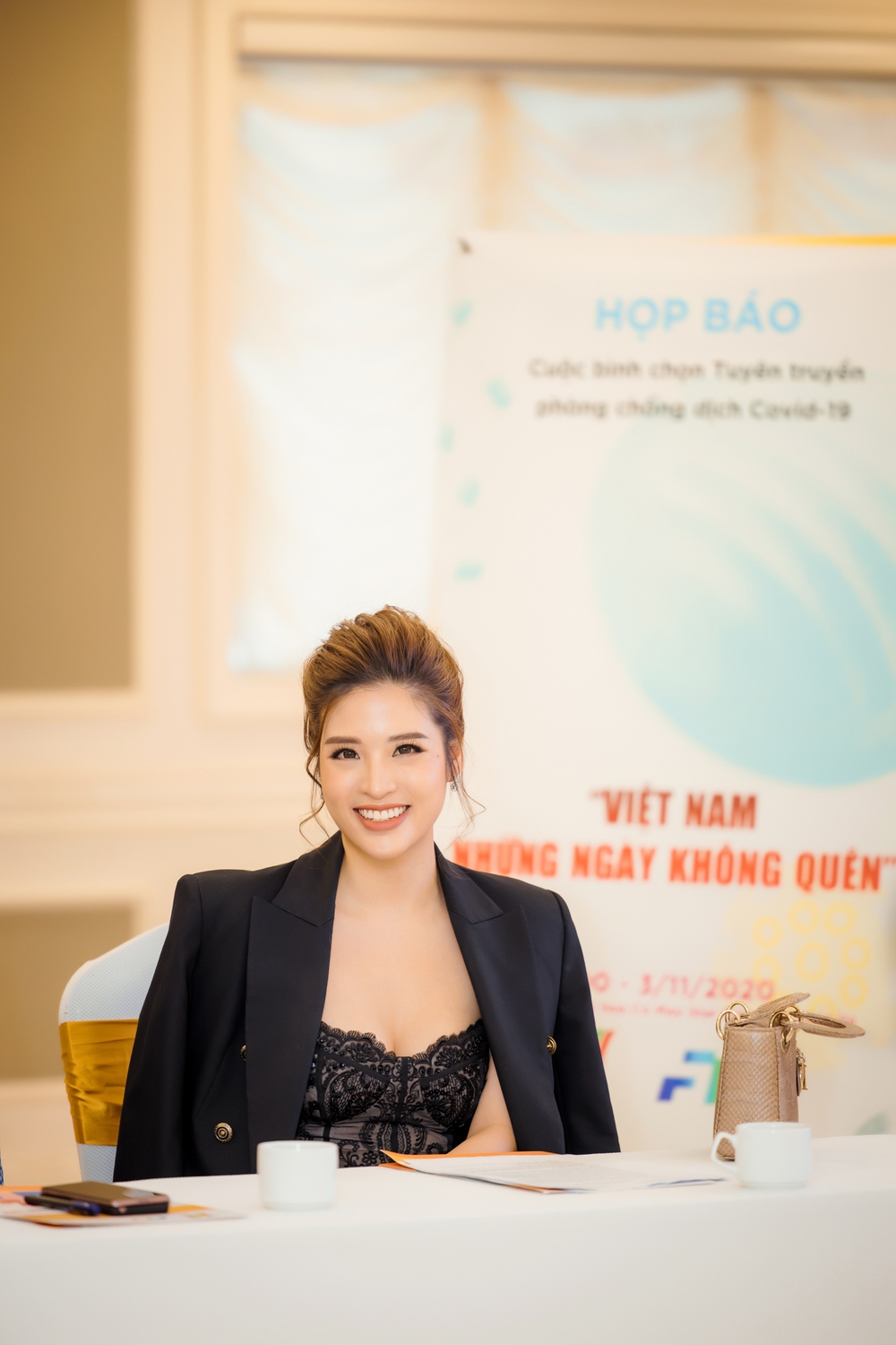 Hoa hậu Phan Hoàng Thu diện váy gợi cảm đi sự kiện - Ảnh 4.