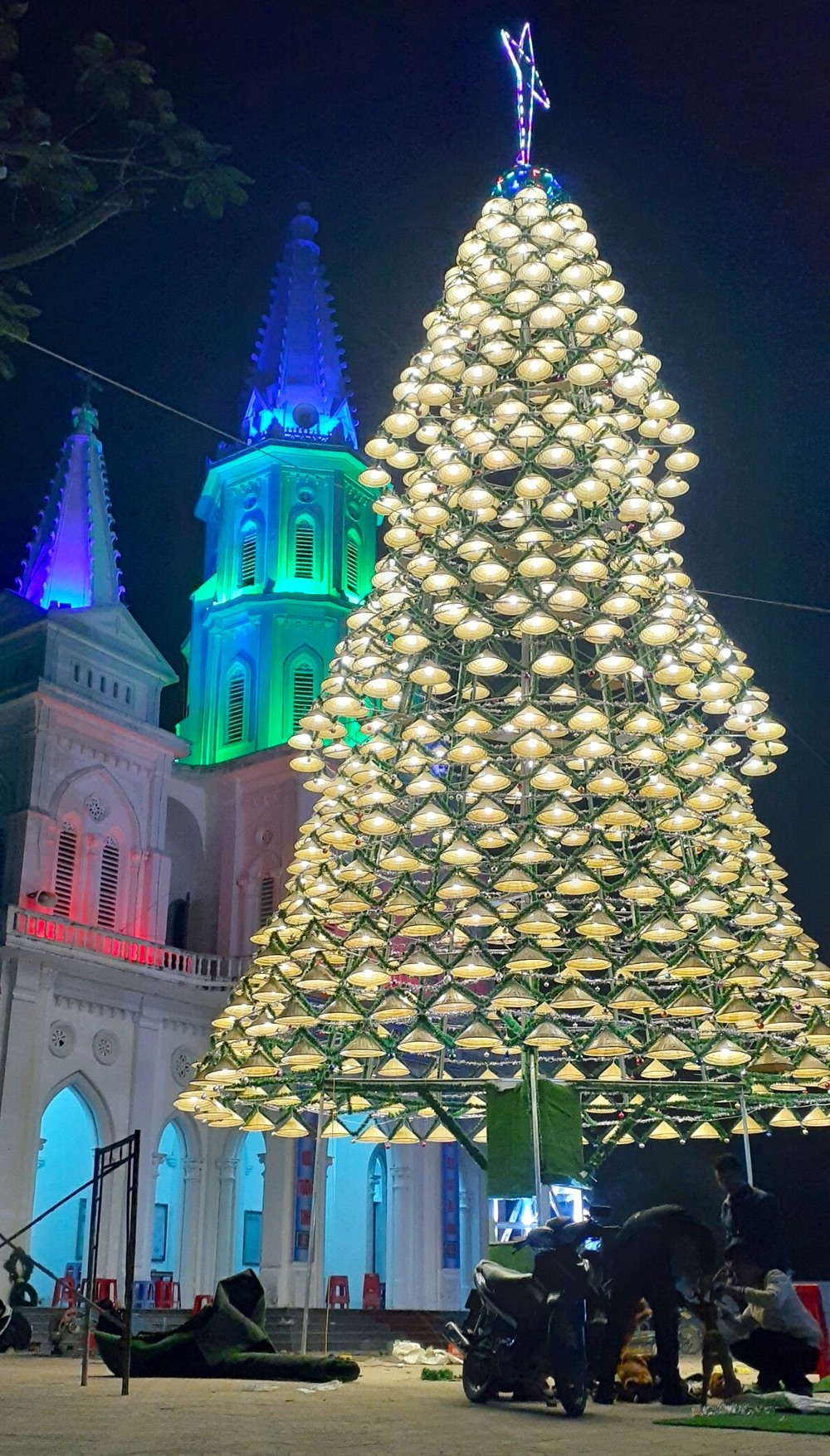Cây thông Noel độc nhất xứ Nghệ cao hơn 21m, được kết từ 1000 nón lá cùng bóng đèn sáng rực - Ảnh 14.