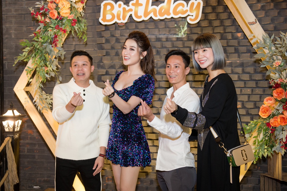 Huỳnh Anh và bạn gái tình tứ trong tiệc sinh nhật Á hậu Huyền My - Ảnh 2.