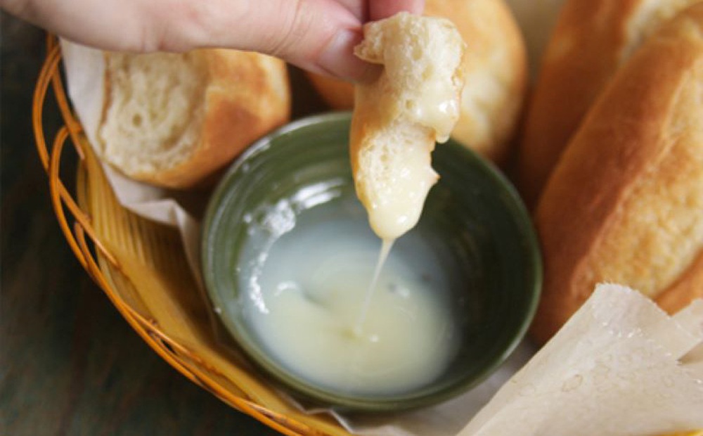 Bánh mì chấm sữa món ăn Việt 'gây bão' cư dân mạng quốc tế: Chuyên gia dinh dưỡng chỉ ra các nguy cơ