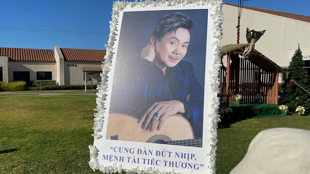 Tang lễ của nghệ sĩ Chí Tài tại Mỹ: Xúc động với vòng hoa đặc biệt đặt cạnh linh cữu - Ảnh 6.