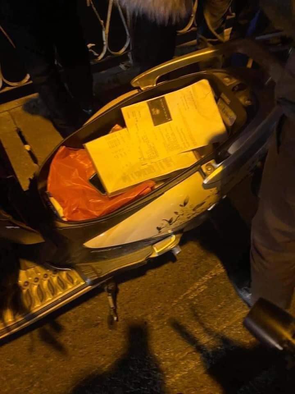 Nghi án người phụ nữ để lại xe máy, trong cốp có giấy siêu âm thai nhi rồi nhảy cầu tự tử - Ảnh 1.