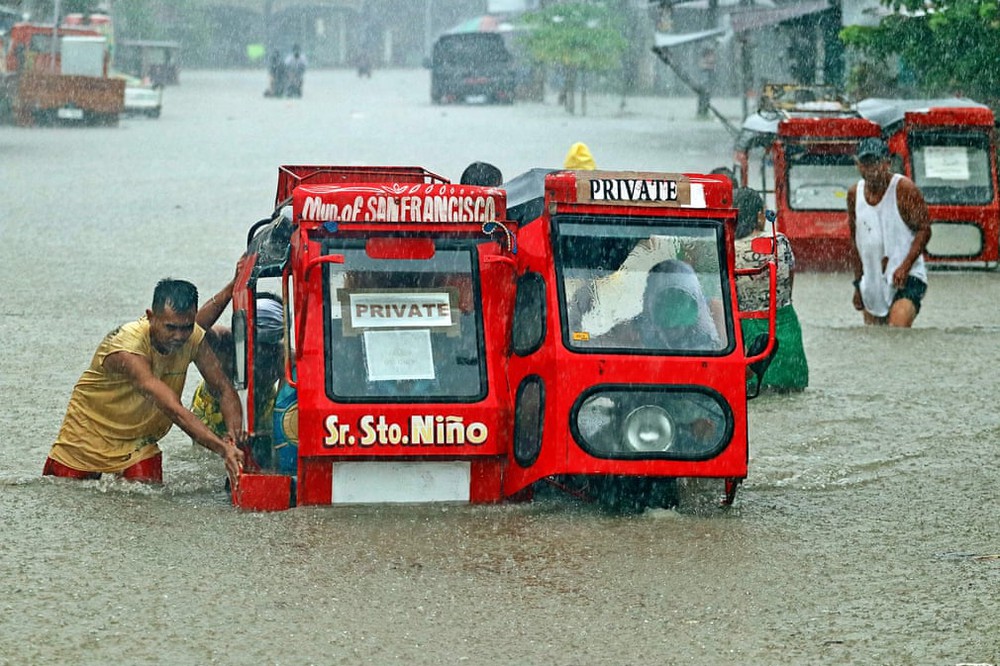 7 ngày qua ảnh: Người dân đẩy xe trên đường phố ngập lụt ở Philippines - Ảnh 2.