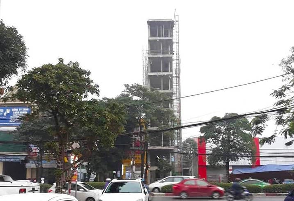 Căn nhà tầng cao chót vót đang xây giữa thành phố Vinh vướng nhiều sai phạm - Ảnh 2.