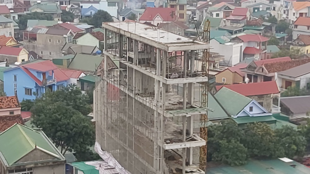 Căn nhà tầng cao chót vót đang xây giữa thành phố Vinh vướng nhiều sai phạm - Ảnh 4.