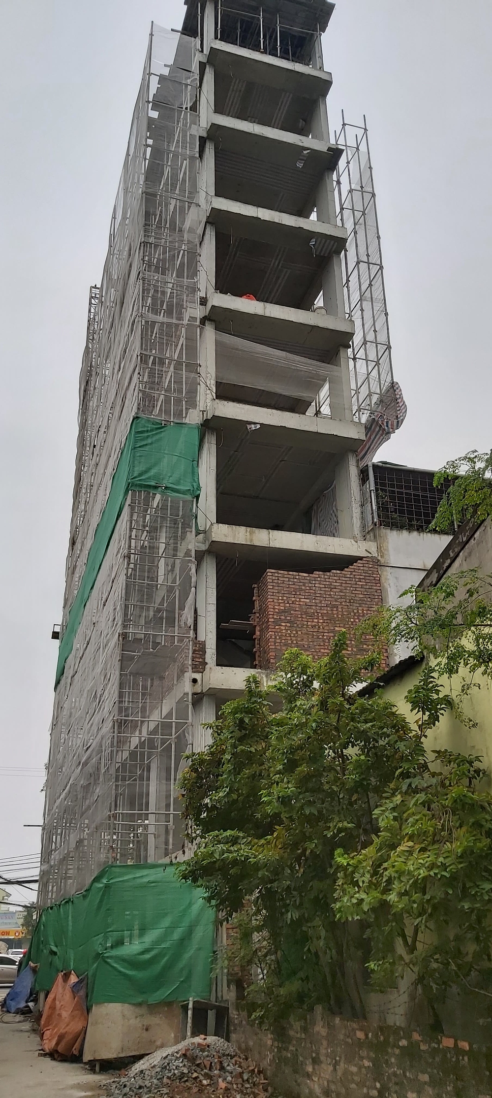 Căn nhà tầng cao chót vót đang xây giữa thành phố Vinh vướng nhiều sai phạm - Ảnh 5.