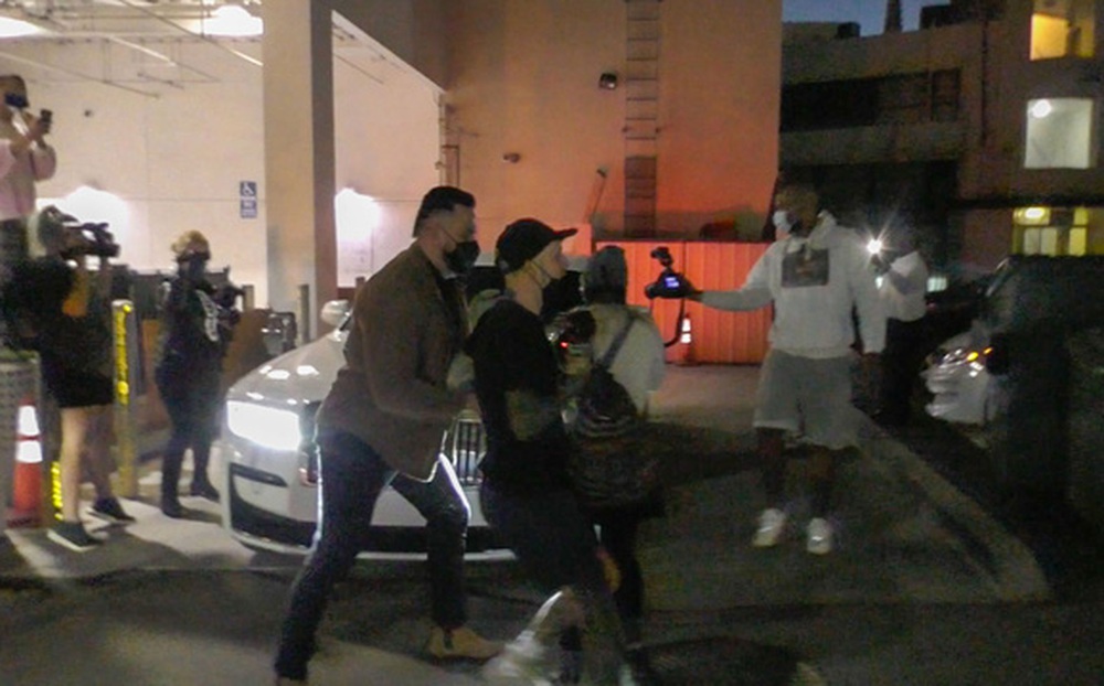 Kylie Jenner bị đám đông chặn xe, gào thét gọi là 'quái vật' khi vừa bước ra khỏi cửa hàng, chuyện gì đây?