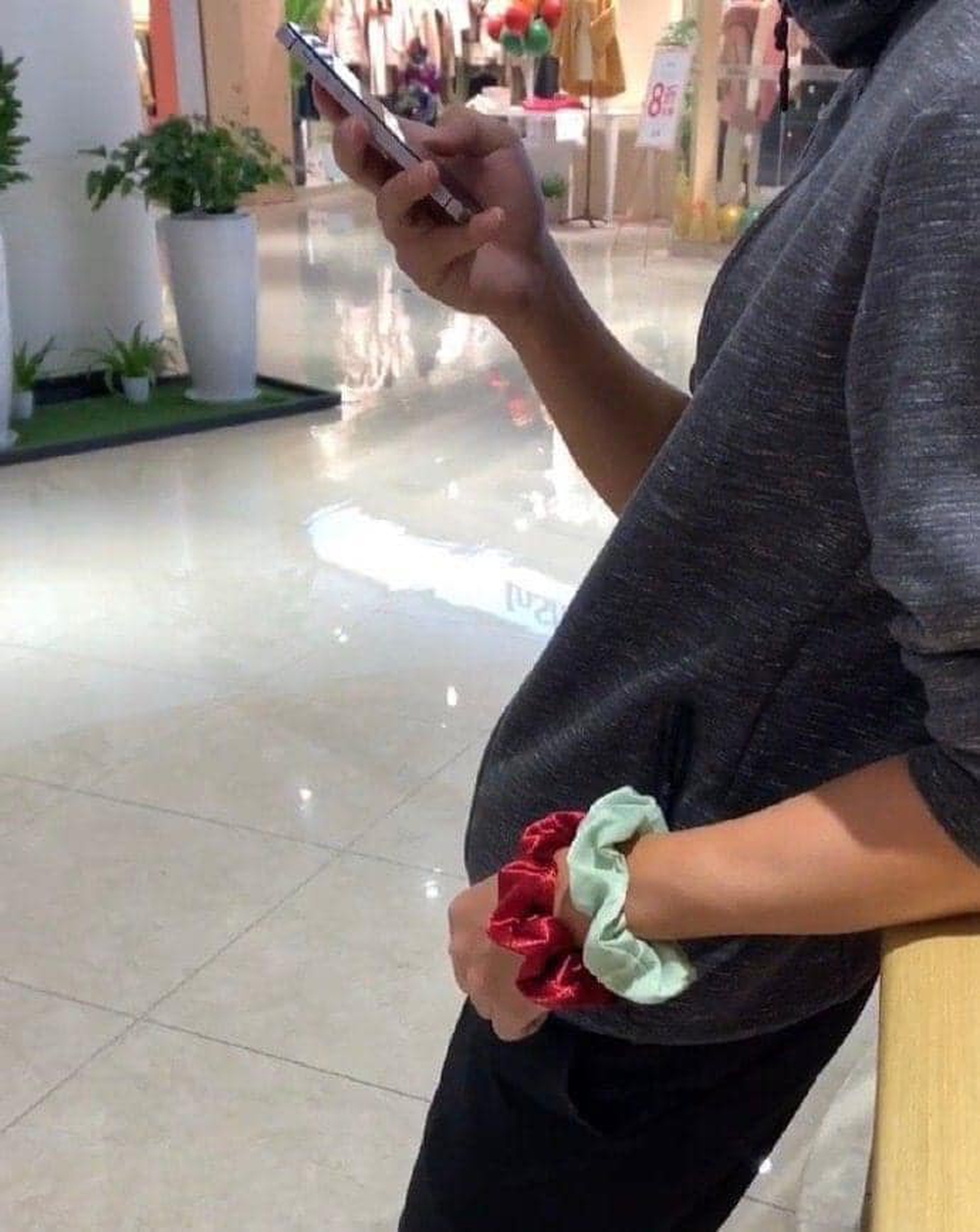 Bắt bạn trai đeo dây buộc tóc vào tay để khẳng định chủ quyền, cô gái méo mặt với màn trả đũa thâm thúy - Ảnh 1.