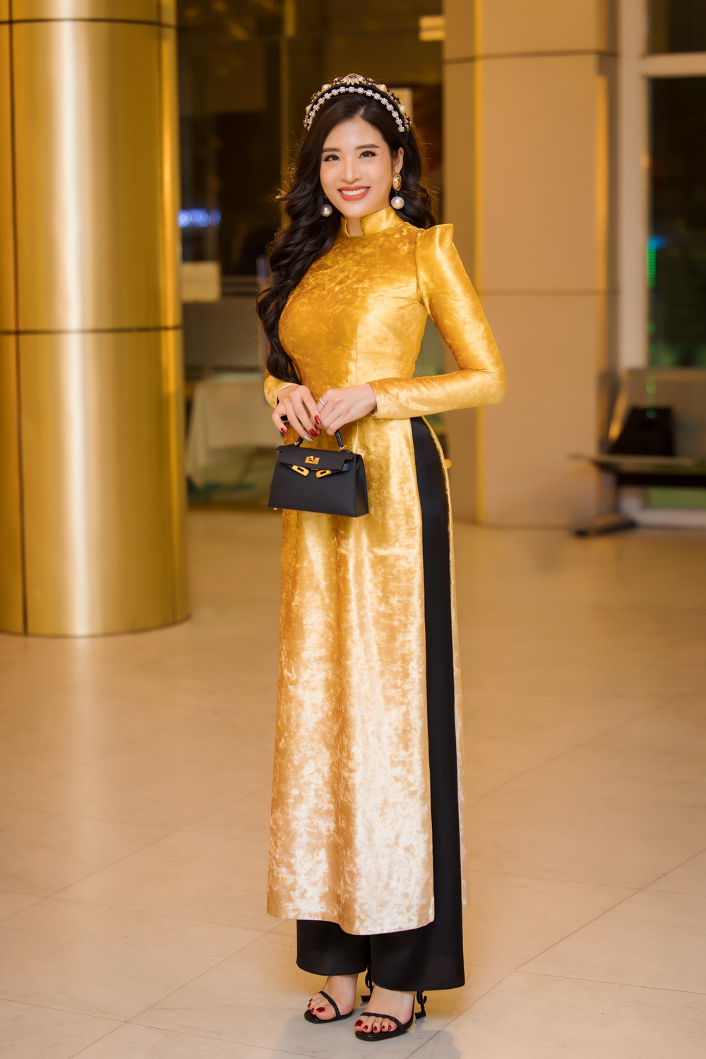 Hoa hậu Phan Hoàng Thu khoe vai trần hút mắt - Ảnh 5.