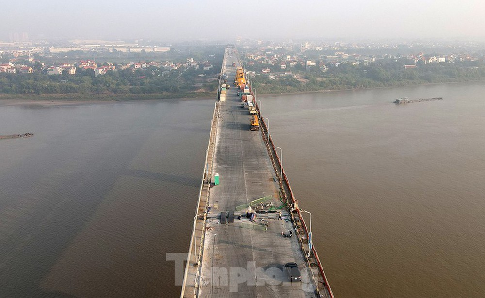 Cận cảnh đại công trường sửa chữa mặt cầu Thăng Long trước ngày thông xe - Ảnh 13.