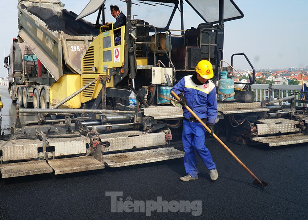 Cận cảnh đại công trường sửa chữa mặt cầu Thăng Long trước ngày thông xe - Ảnh 4.