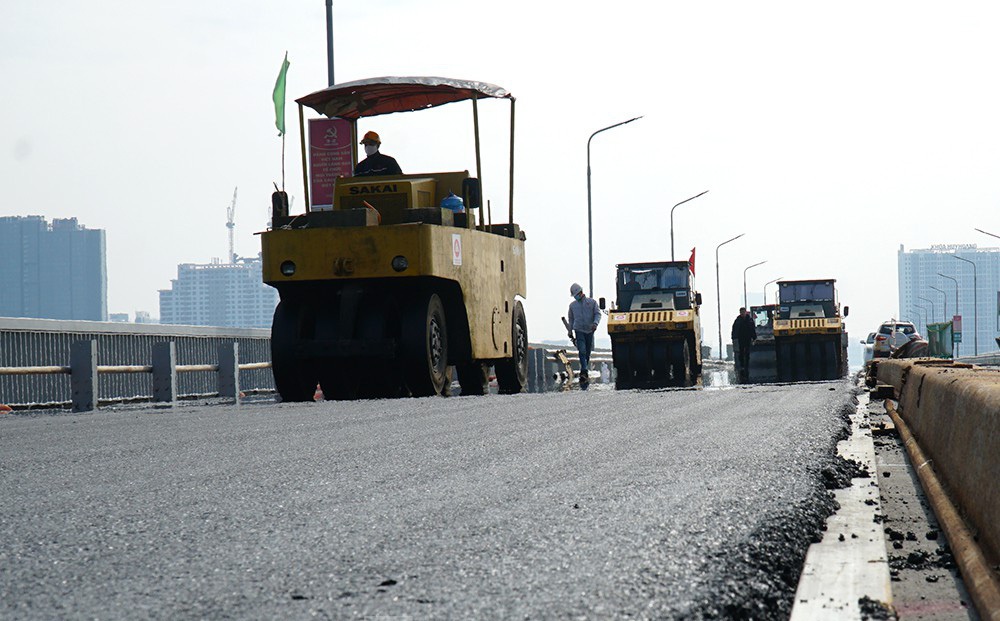 Cận cảnh 'đại công trường' sửa chữa mặt cầu Thăng Long trước ngày thông xe