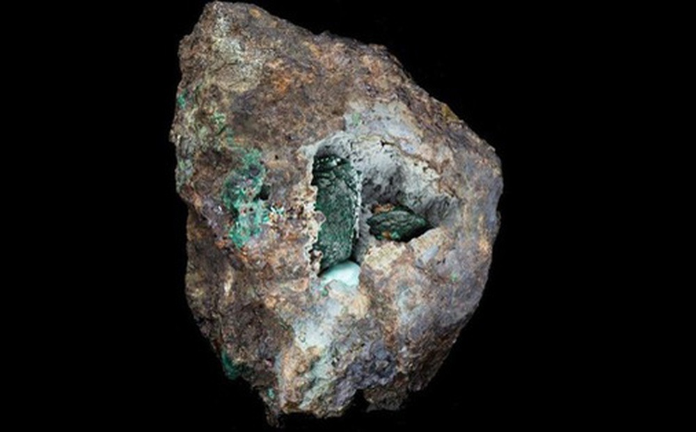 Viên đá vỡ lộ ra thứ quý hơn vàng, chưa từng thấy trên Trái Đất