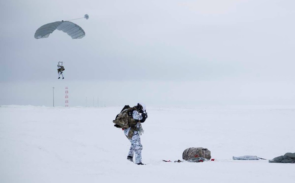 Lính dù Nga làm được điều chưa từng có ở Bắc Cực