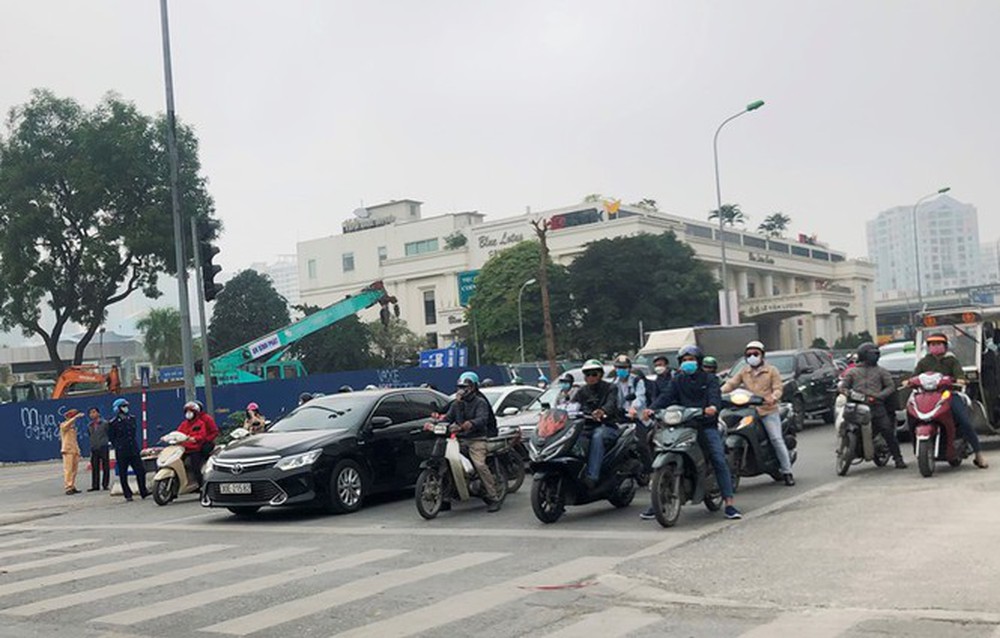 Phân luồng phương tiện qua công trường hầm chui Lê Văn Lương ra sao? - Ảnh 6.