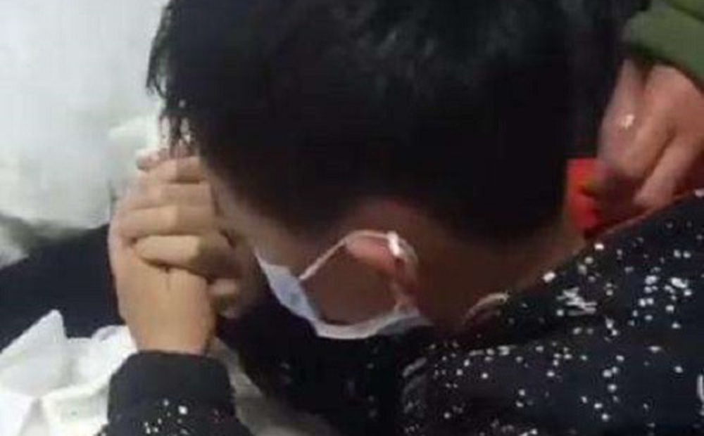 Xót xa cảnh bé trai 11 tuổi quỳ khóc động viên mẹ ung thư giai đoạn cuối