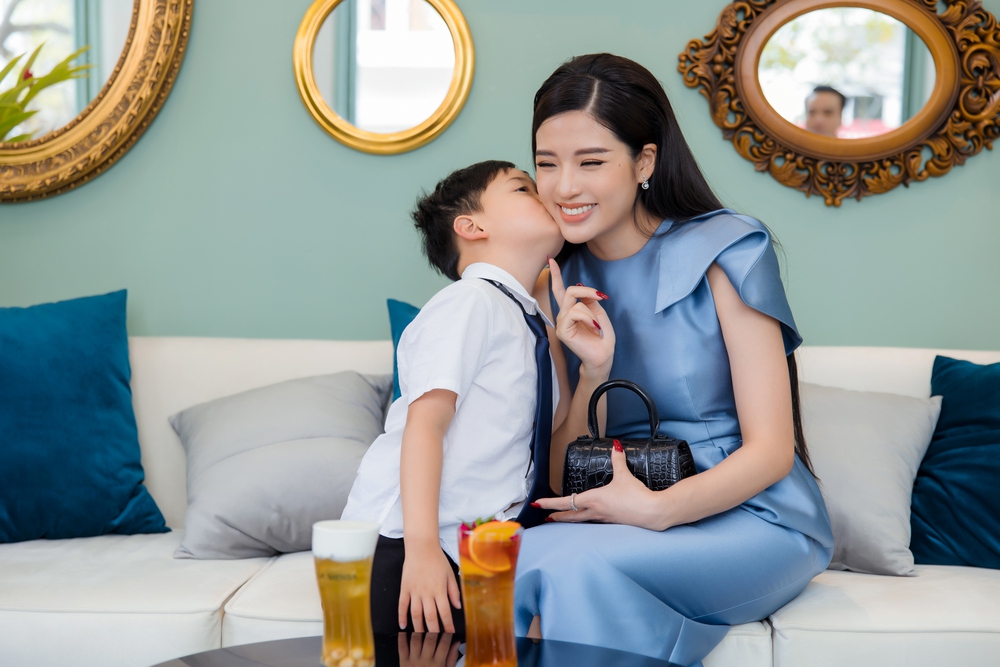 Hoa hậu Phan Hoàng Thu đưa con trai đi sự kiện - Ảnh 5.