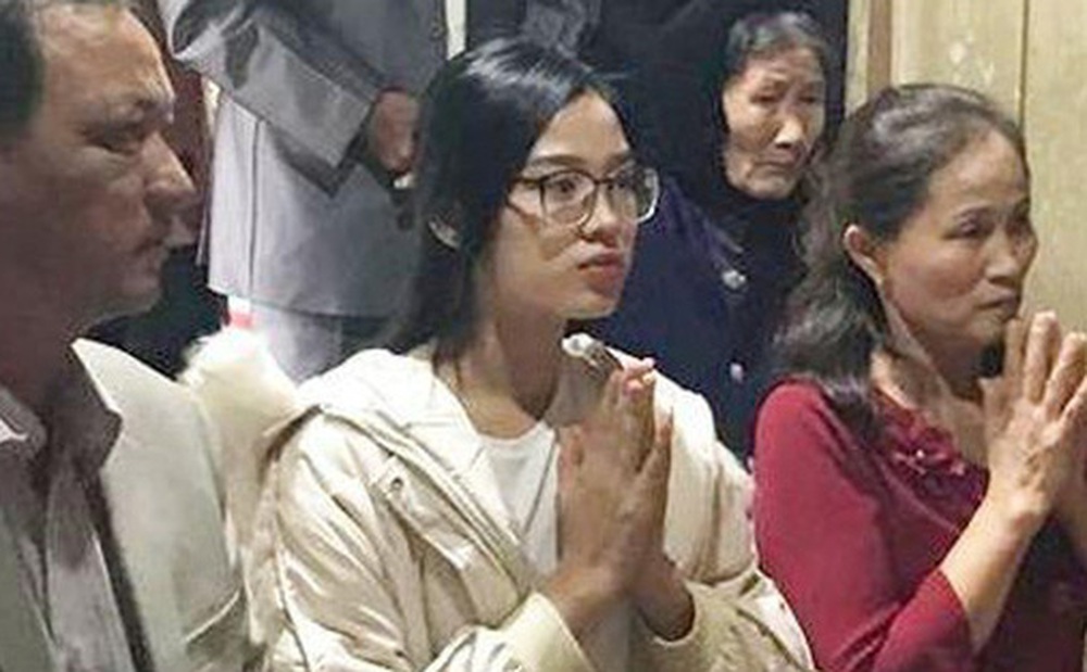 "Xả vai" Hoa hậu, Đỗ Thị Hà đeo kính cận và để mặt mộc đúng lứa tuổi 19: Nhan sắc thật ra sao?