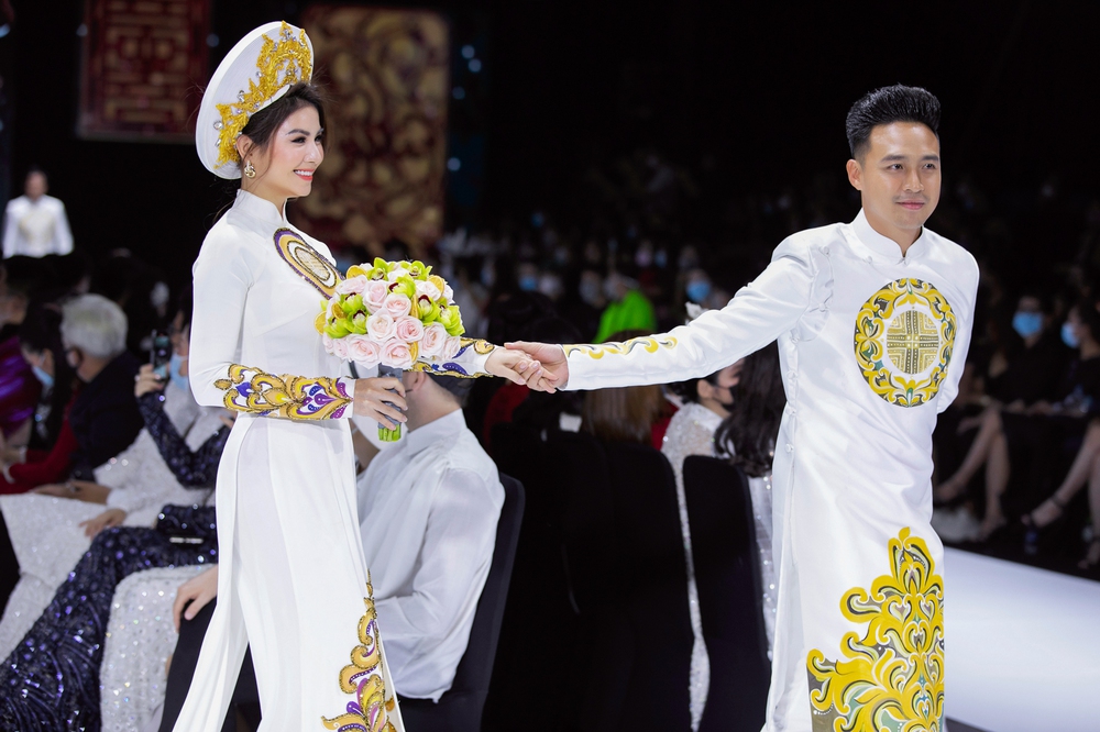 Nghệ sĩ Hồng Vân nắm chặt tay Hoàng Sơn trên sàn runway - Ảnh 5.