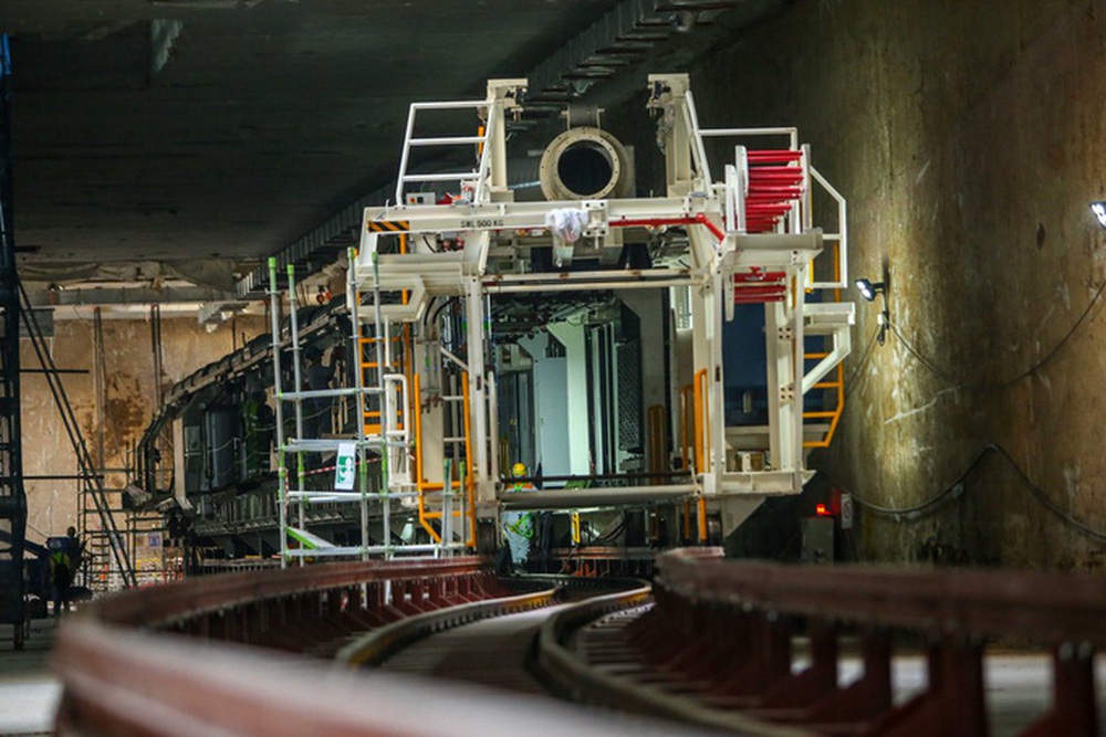 Cận cảnh lắp ráp robot nặng 840 tấn đào hầm tuyến đường sắt đô thị Nhổn - ga Hà Nội - Ảnh 1.