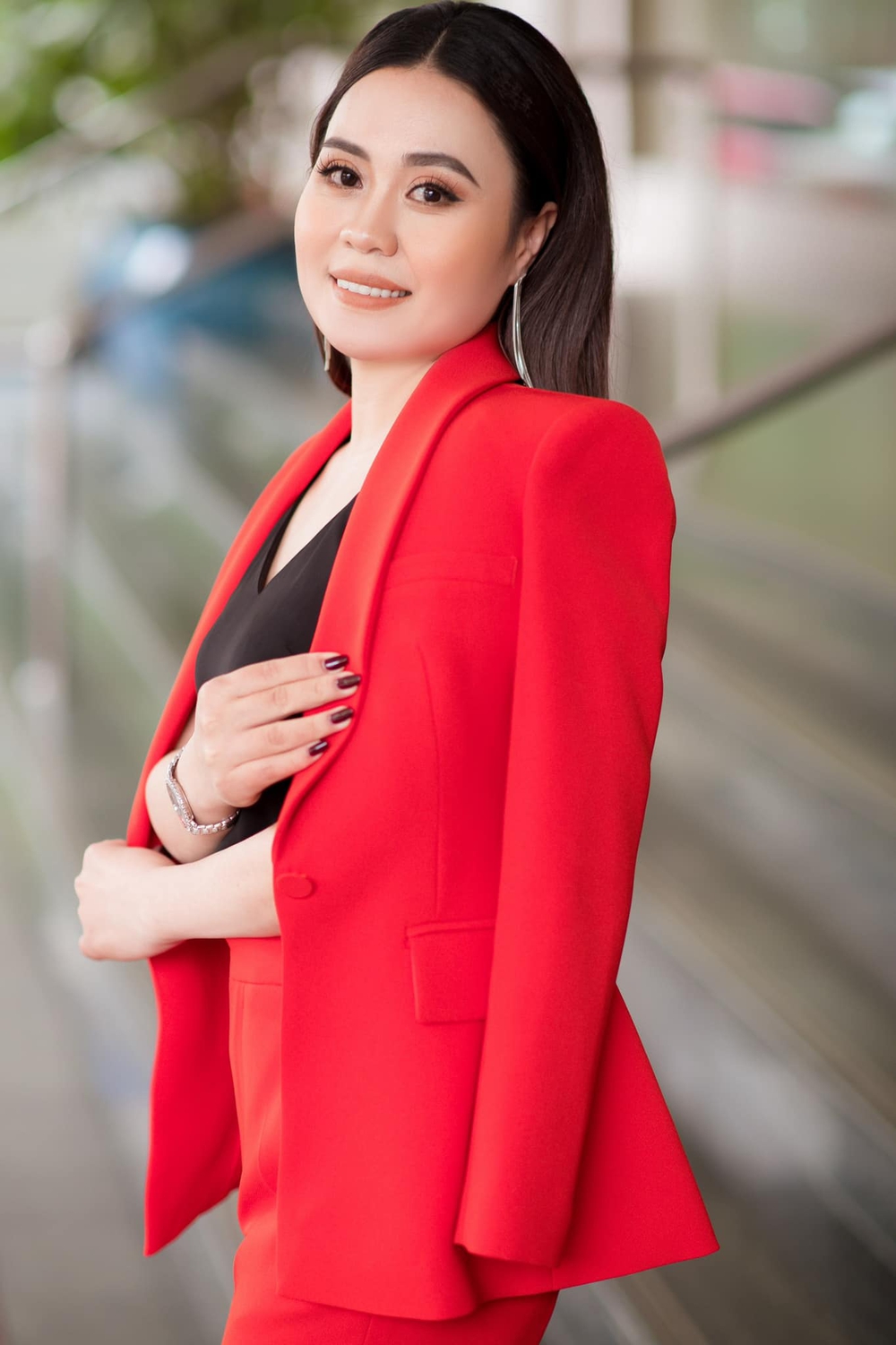 Diễn viên Phan Kim Oanh thanh lịch trong vest đỏ - Ảnh 1.