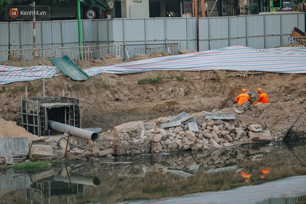 Ảnh: Lắp đặt hệ thống cống ngầm được kỳ vọng hồi sinh sông Tô Lịch - Ảnh 9.