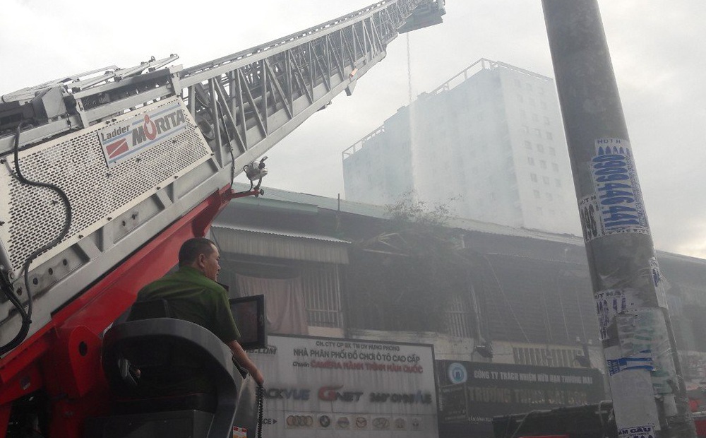 Giải cứu cụ bà 71 tuổi trong căn nhà bốc cháy dữ dội giữa trung tâm Sài Gòn