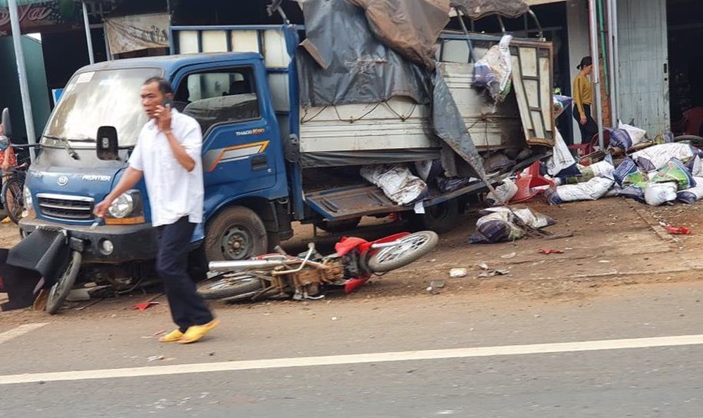 Tai nạn kinh hoàng ở Đắk Nông: Người bán bánh mì bị cuốn hẳn vào gầm xe, may mắn sống sót  - Ảnh 3.