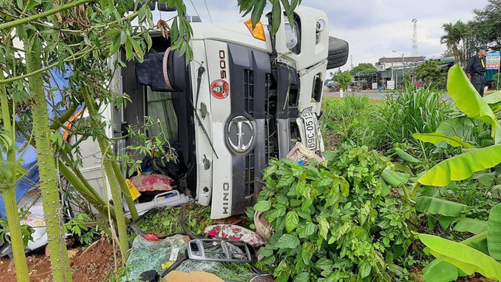 Tai nạn kinh hoàng ở Đắk Nông: Người bán bánh mì bị cuốn hẳn vào gầm xe, may mắn sống sót  - Ảnh 2.