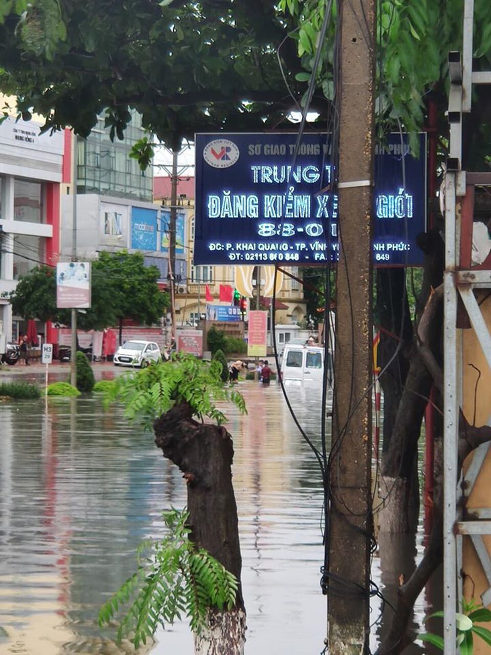Đường mưa ngập, tài xế vẫn cố cho xe chạy qua và cái kết ngập trong biển nước - Ảnh 3.