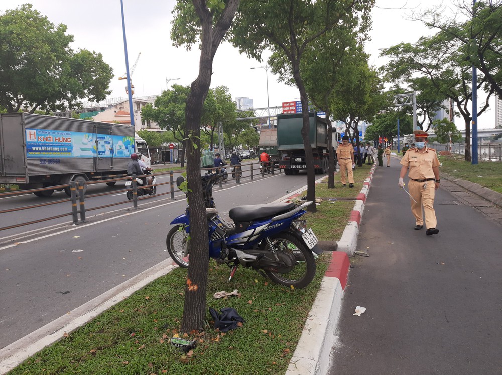 Chạy vào làn xe máy có biển cấm ô tô, xe chở rác cán chết người ở Sài Gòn - Ảnh 1.