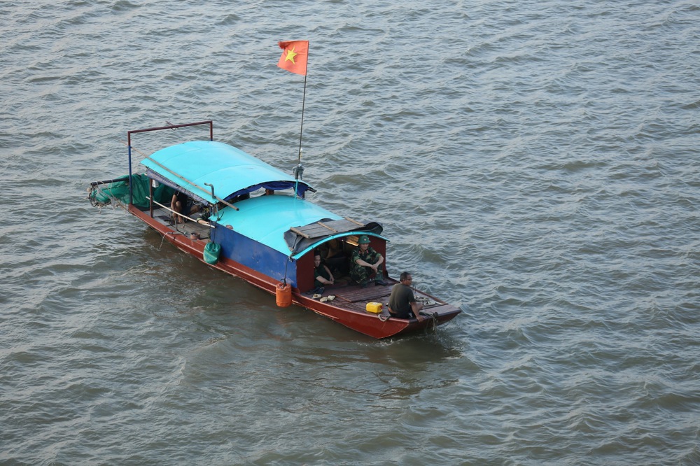 Hà Nội: Trục vớt bom dưới sông Hồng dài 1,6 mét, nằm cách cầu Long Biên gần 1km - Ảnh 1.