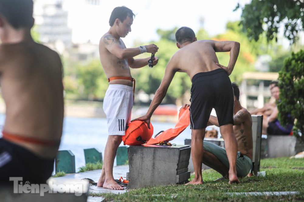 Nắng nóng lên đỉnh, người dân đua nhau bơi giải nhiệt ở hồ Bảy Mẫu  - Ảnh 3.