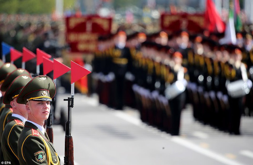Bất ngờ về nữ quân nhân Belarus xinh đẹp trong lễ duyệt binh ở Minsk - Ảnh 14.