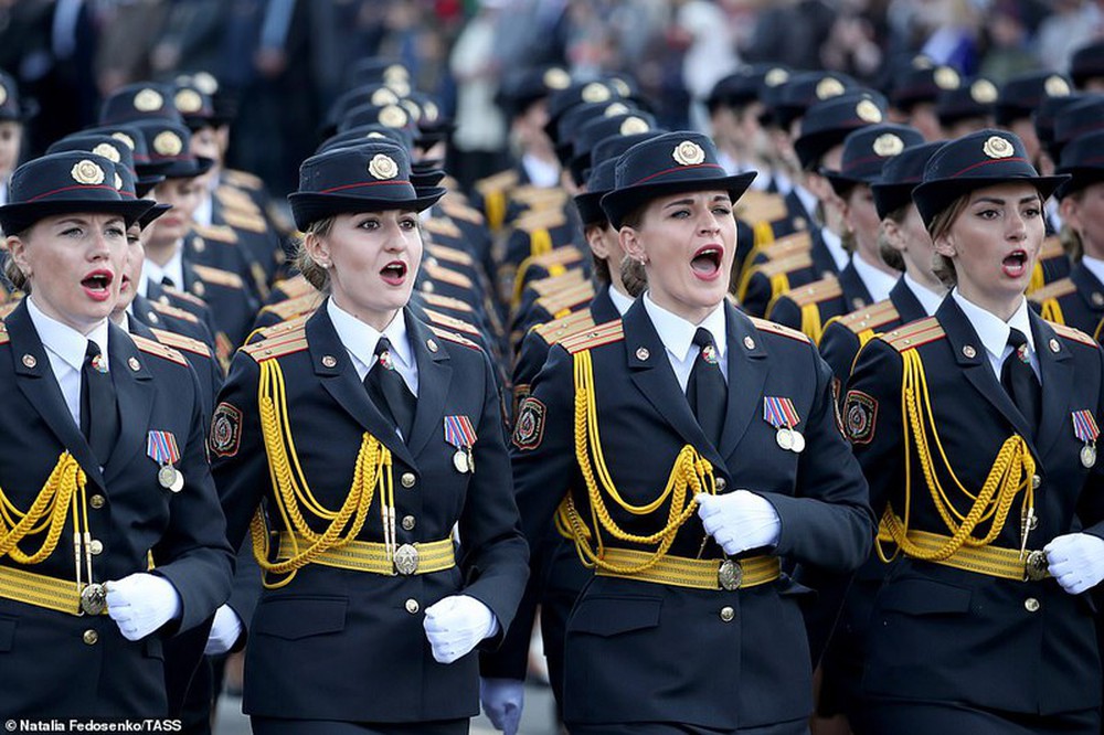 Bất ngờ về nữ quân nhân Belarus xinh đẹp trong lễ duyệt binh ở Minsk - Ảnh 3.