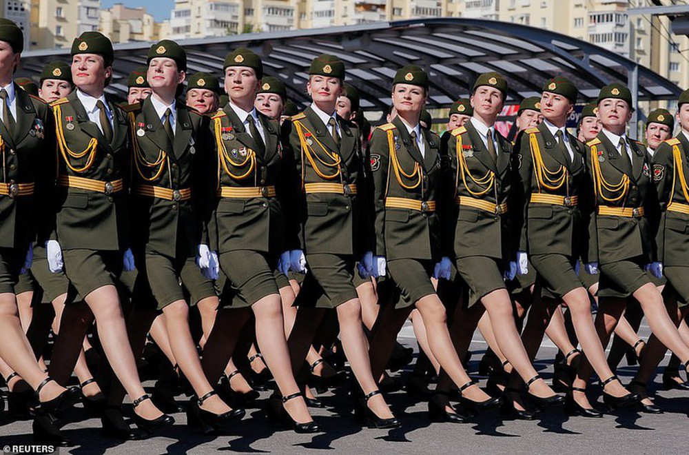 Bất ngờ về nữ quân nhân Belarus xinh đẹp trong lễ duyệt binh ở Minsk - Ảnh 4.